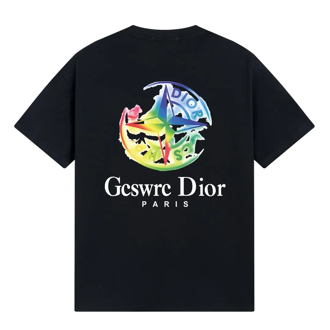 W677#P110💰 2025🆕 Stone lsland/Stone Island joint Dior colorful logo printed short-sleeved T-shirt ⚠️[Original creation, high control of details] - Made of 260 grams of combed cotton double yarn, soft and comfortable to the touch, sweat-absorbent and breathable. - Simple basic and versatile style, original quality, the first choice for couples. - Made in a large factory, four needles and five threads on the shoulder, neat routing, high quality workmanship. -Same style for men and women, very versatile, one piece for everyone, details are clearly visible. Color: Black White Size: M L
